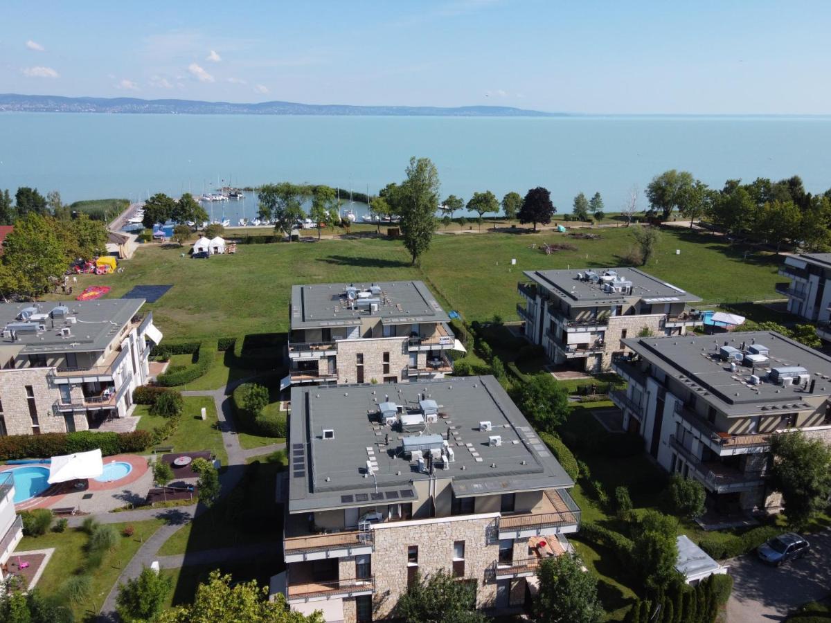 Lakeside Luxury Apartment Zamárdi Exteriör bild